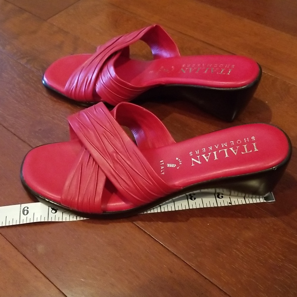 Brand new!! Never worn. Red sandles.